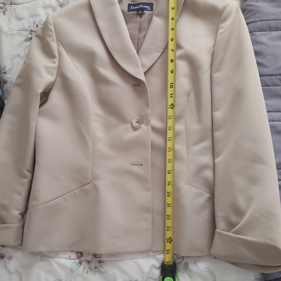 Gorgeous light tan career skirt suit. - Picture 4 of 6